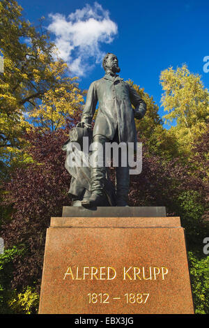 Statue d'Alfred Krupp (1812-1887) dans le parc de la Villa Huegel , l'Allemagne, en Rhénanie du Nord-Westphalie, région de la Ruhr, à Essen Banque D'Images