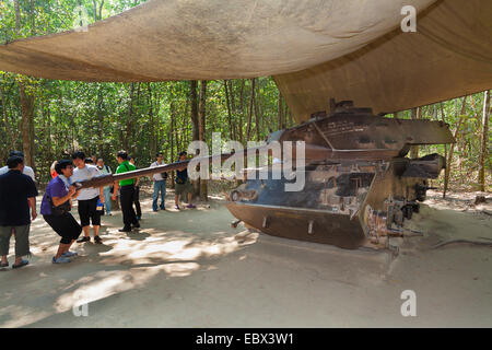 Les Tunnels de Cu Chi près de Vietnam de l'affichage d'un char américain qui a été utilisé pendant la guerre du Vietnam. Banque D'Images