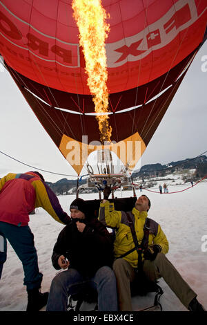 Ballon à air chaud sur la neige permanent champ avec deux hommes à bord tout en étant licenciés pour le début, l'Allemagne, Bavière, Allgaeu, Oberstdorf Banque D'Images