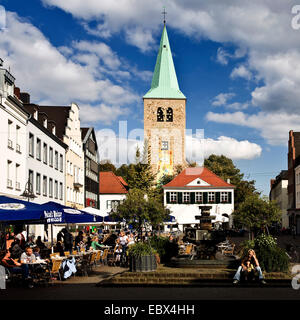 Les gens sur la place du marché en face de l'ancien grand hall avec l'église Sainte Agathe, l'Allemagne, en Rhénanie du Nord-Westphalie, Ruhr, Schmallenberg Banque D'Images