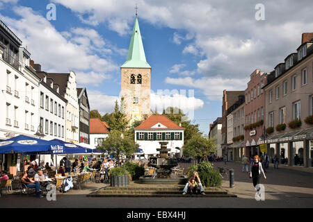 Les gens sur la place du marché en face de l'ancien grand hall avec l'église Sainte Agathe, l'Allemagne, en Rhénanie du Nord-Westphalie, Ruhr, Schmallenberg Banque D'Images