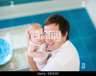 Heureux jeune papa et sa petite fille à la maison Banque D'Images