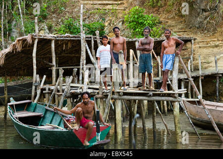 Jetty et ranger de la forêt, l'Inde, Iles Andaman, l'île d'entrevue Banque D'Images