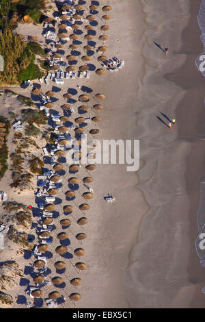 Côte méditerranéenne avec des parasols et des touristes en Tunisie du Nord, Tunisie, Mahdia Banque D'Images