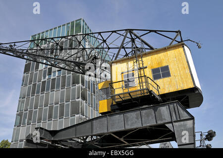 Bâtiment commercial à Suedkai KAP à Cologne avec le port historique de grue Demag (Bj. 1937) dans un port du Rhin, en Allemagne, en Rhénanie du Nord-Westphalie, Cologne Banque D'Images