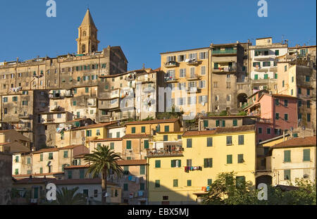 Vue sur les façades de la vieille ville se profilant sur une colline, l'Italie, Ligurie, Ligurie Riviera, Ventimiglia Banque D'Images