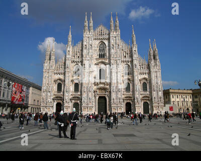 La cathédrale de Milan avec les touristes, Italie, Milan, Milan Banque D'Images