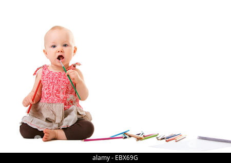 Cute baby girl holding pinceau peinture Banque D'Images