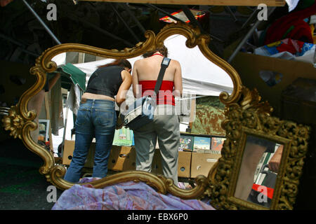 Deux jeunes femmes se reflétant dans un miroir sur un marché aux puces, l'Autriche, Naschmarkt, Vienne Banque D'Images