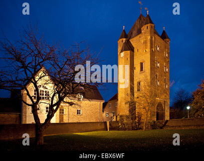 La porte de Clèves, Klever Tor, dans la région de Xanten à heure bleue, l'Allemagne, en Rhénanie du Nord-Westphalie, Xanten Banque D'Images