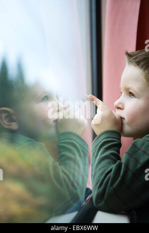 Cute 4-ans garçon voyageant par train Banque D'Images