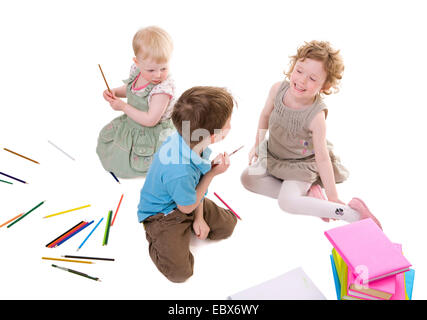 Les petits enfants dessin avec crayons Banque D'Images