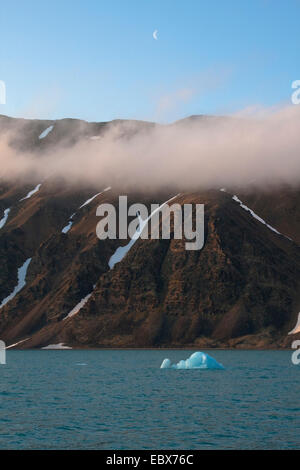 Peu d'iceberg en face de la Norvège, Svalbard, Krossfjorden, Banque D'Images