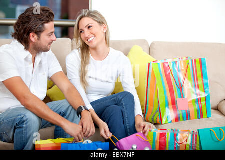 Beau couple at home with shopping bags Banque D'Images