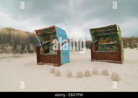 De plage multicolores à un sombre jour de pluie, l'Allemagne, Schleswig-Holstein, Helgoland Banque D'Images