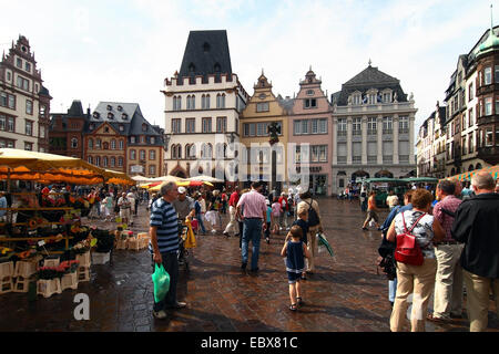 Les gens sur le marché de Trèves, Rhénanie-Palatinat, Allemagne Banque D'Images