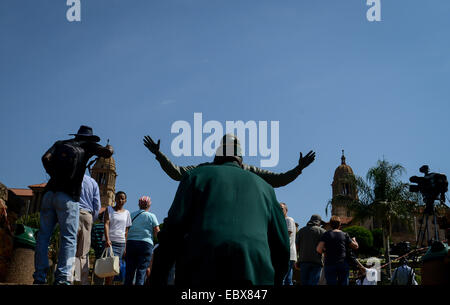 Pretoria. 5 déc, 2014. Un vétéran se déplace vers la statue de Mandela dans le bâtiments de l'Union européenne, Pretoria, Afrique du Sud, le 31 décembre 2000.5, 2014. Une cérémonie de dépôt de gerbes a eu lieu ici vendredi pour marquer le 1er anniversaire de la fin le président sud-africain Nelson Mandela. Anciens combattants d'Afrique du sud de la lutte pour la liberté et ceux qui se sont battus avec Nelson Mandela contre l'apartheid ont été invités à diriger la gerbe. Credit : Zhai Jianlan/Xinhua/Alamy Live News Banque D'Images