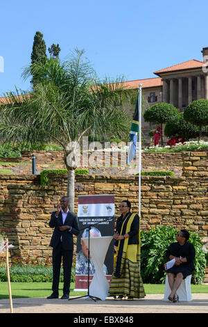 Pretoria. 5 déc, 2014. Graça Machel (C), veuve de Nelson Mandela, parle devant la statue de Mandela dans le bâtiments de l'Union européenne, Pretoria, Afrique du Sud, le 31 décembre 2000.5, 2014. Une cérémonie de dépôt de gerbes a eu lieu ici vendredi pour marquer le 1er anniversaire de la fin le président sud-africain Nelson Mandela. Anciens combattants d'Afrique du sud de la lutte pour la liberté et ceux qui se sont battus avec Nelson Mandela contre l'apartheid ont été invités à diriger la gerbe. Credit : Zhai Jianlan/Xinhua/Alamy Live News Banque D'Images