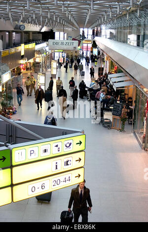 Les voyageurs et les boutiques dans l'aéroport de Berlin-Tegel, Allemagne, Berlin Banque D'Images