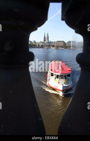 Vue sur lac Binnenalster avec navire à passagers à la ville, de l'Allemagne, Hambourg Banque D'Images