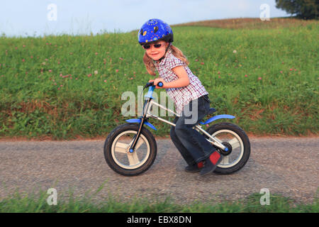 Fille avec casque sur une roue, Suisse Banque D'Images