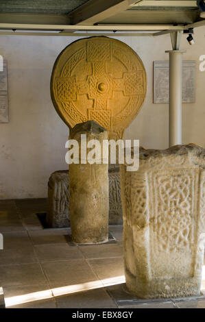 Début des croix chrétiennes, pierres Margam Museum, Neath Port Talbot, Pays de Galles, Royaume-Uni. Banque D'Images