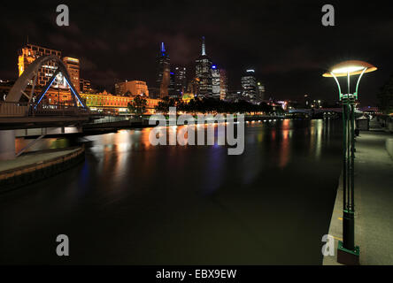 Melbourne la nuit ; voir le long de la rivière Yarra, Australie, Victoria, Melbourne Banque D'Images