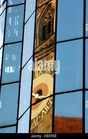 Image miroir de la vitre dans le Marstall bardage d'un nouveau bâtiment, l'Allemagne, Bade-Wurtemberg, Stuttgart Banque D'Images