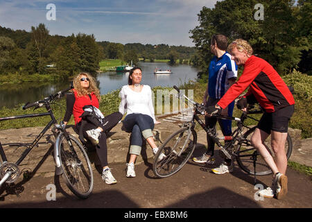 Quatre cyclistes ayant une pause à Hardenstein ruine du château, l'Allemagne, en Rhénanie du Nord-Westphalie, Ruhr, Witten Banque D'Images