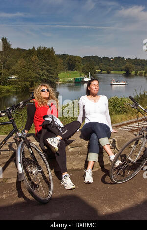 Deux cyclistes ayant une pause à Hardenstein ruine du château, l'Allemagne, en Rhénanie du Nord-Westphalie, Ruhr, Witten Banque D'Images