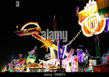 Oktoberfest de Munich dans la nuit, l'Amusement Rides, Germany, Bavaria, Munich Banque D'Images