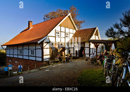 Les vélos en face de la maisons historiques de Muehlenhof Museum, Allemagne, Rhénanie du Nord-Westphalie, Rhénanie-Palatinat, Halver Banque D'Images