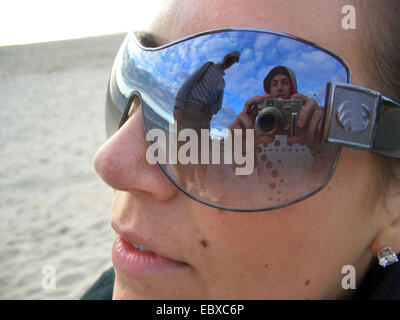 Femme avec des lunettes de soleil, le photographe se reflète dans les verres, en Australie, en Nouvelle Galles du Sud Banque D'Images