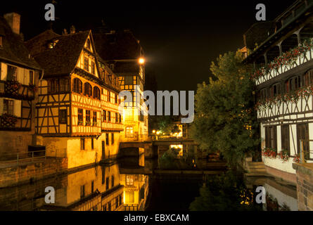 Maisons à colombages dans la vieille ville en miroir dans l'eau, France, Alsace, Strasbourg Banque D'Images