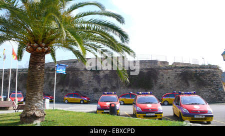 Parking voitures de police devant l'arène de corrida, Espagne, Baléares, Majorque, Alcudia Banque D'Images