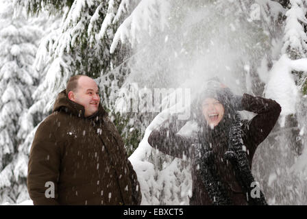 Couple marié dans la neige Banque D'Images