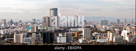 Une partie de la Skyline Osaka vu depuis le château d'Osaka, Osaka, Japon Banque D'Images