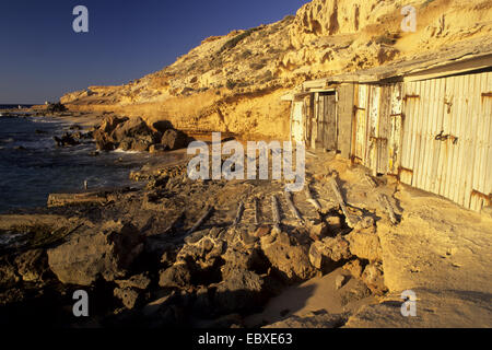 Bateau typique garages sur la côte près de Platja de Comte, Espagne, Baléares, Ibiza Banque D'Images