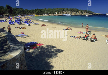 Les gens sur la plage de Cala Bassa, Espagne, Baléares, Ibiza Banque D'Images