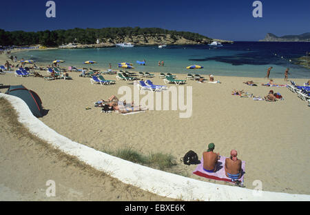 Les gens sur la plage de Cala Bassa, Espagne, Baléares, Ibiza Banque D'Images