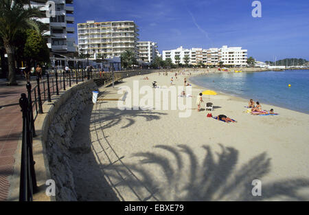 Plage et hôtels à Eularia des Riu, Espagne, Baléares, Ibiza Banque D'Images