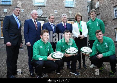 De gauche avant les Internationaux irlandais ;, Paddy Jackson ; Rob Henshaw et Jordi Murphy. Retour de gauche ; Philip Browne, l'IRFU ; Martin McGuinness, vice-premier ministre Irlande ; Enda Kenny, Premier ministre irlandais, Peter Robinson, Premier Ministre Irlande ; Joan Burton, Tainaiste et Andrew Trimble International Irlande Irish Rugby Football Union (IRFU) lancer demande d'accueillir la Coupe du Monde de Rugby 2023 en Irlande. L'École royale d'Armagh 5 décembre 2014 Credit : LiamMcArdle.com Banque D'Images