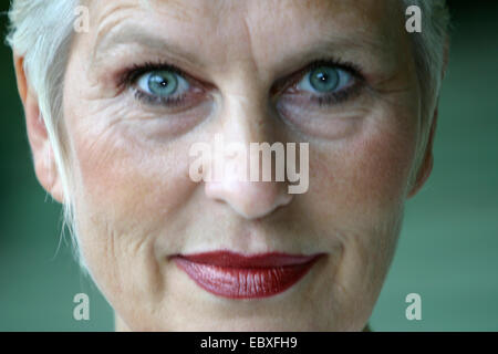 Portrait d'une femme aux cheveux blancs hauts Banque D'Images