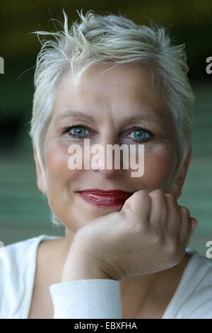 Portrait d'une femme aux cheveux blancs hauts Banque D'Images