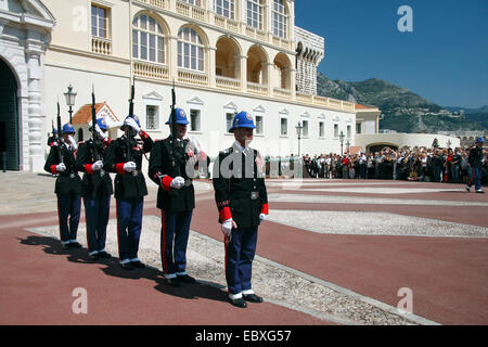 Relève de la garde à l'avant du palais Grimaldi à Monaco, France, Monaco Banque D'Images