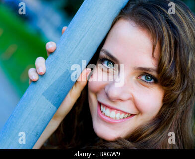 Cute brown-haired woman smiling Banque D'Images