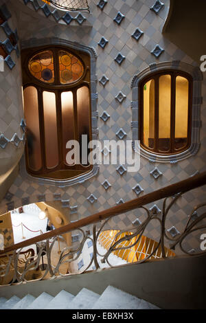 Casa Batllo par Antoni Gaudi à Barcelone, Catalogne, Espagne. Fenêtres et escalier de l'atrium. Banque D'Images