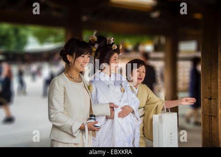 Les cérémonies de mariage au Temple de Meiji à Tokyo, Japon. La mère et les filles de célébrer le mariage. Banque D'Images