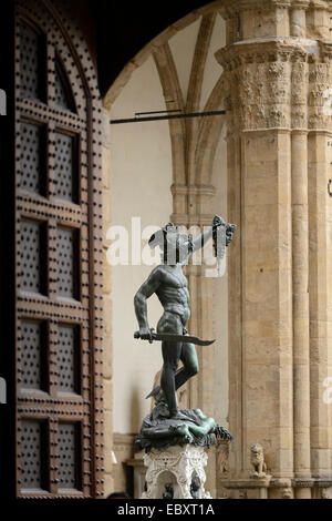 Florence. L'Italie. Sculpture de Persée avec la tête de Méduse (1545) par Benvenuto Cellini, Loggia dei Lanzi. Banque D'Images