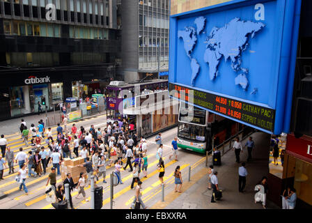 Les gens au centre-ville, d'affichage avec carte du monde et à la liste, la Chine, Hong Kong Banque D'Images